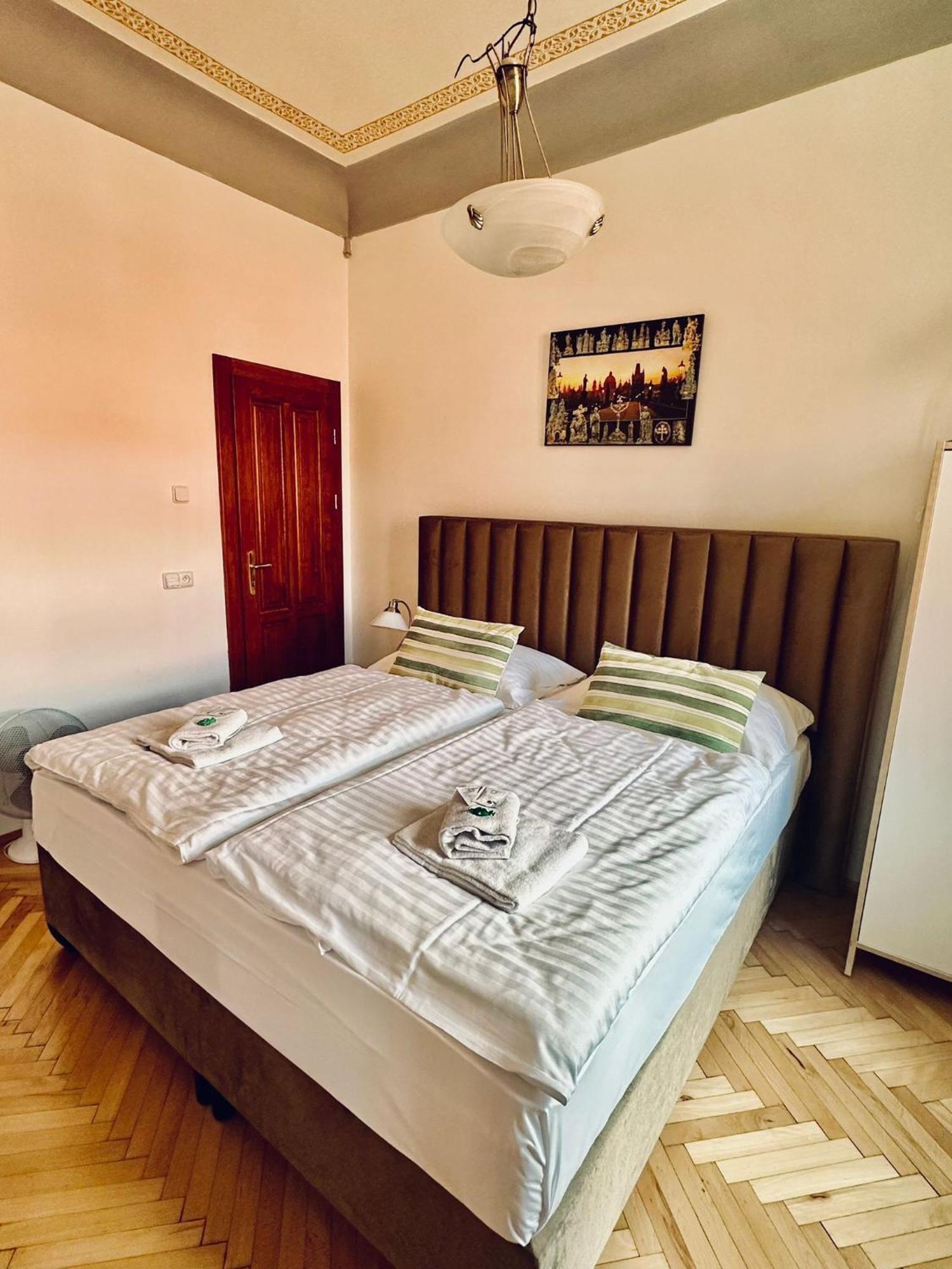 Historic Centre Apartments VIII Praag Buitenkant foto